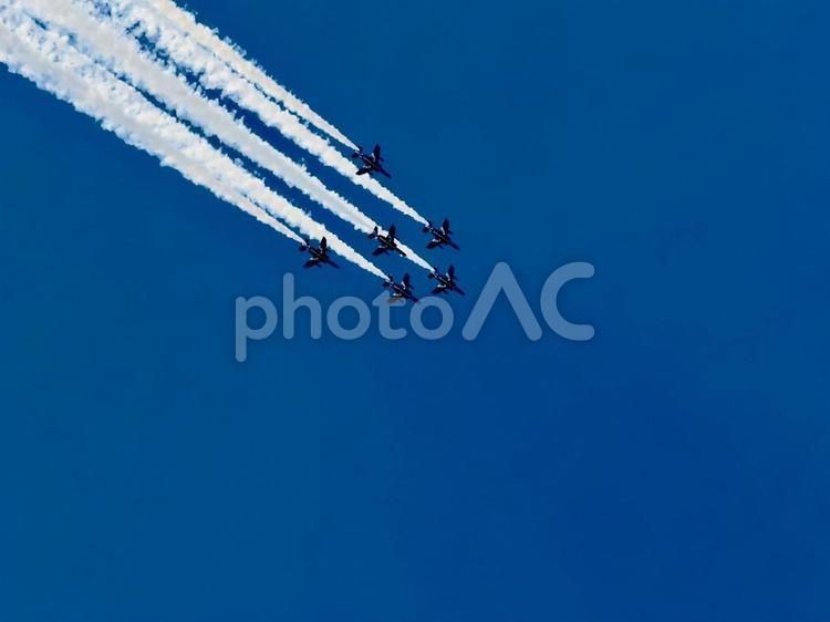 青空を舞う編隊飛行の戦闘機 ブルーインパルス,航空ショー,編隊飛行の写真素材