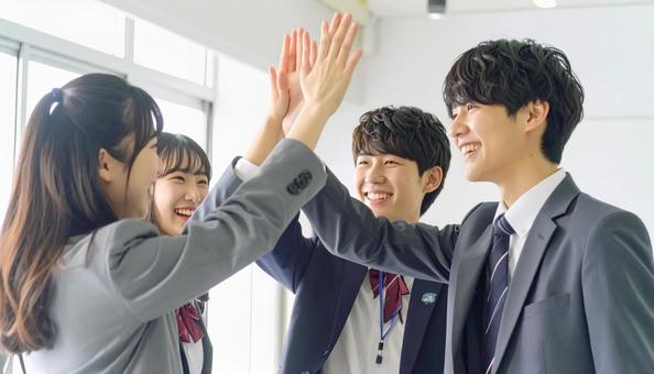 喜びを分かち合う学生 喜びを分かち合う学生の写真