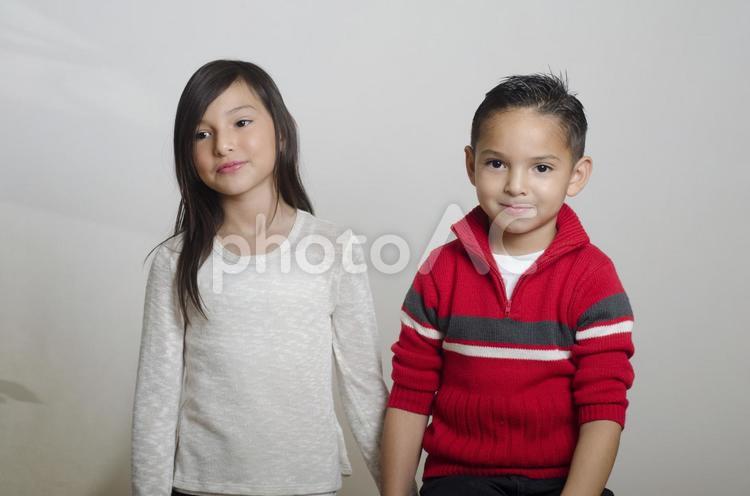 外国人の子どもたち　ポートレート25 子供,外国人,二人の写真素材