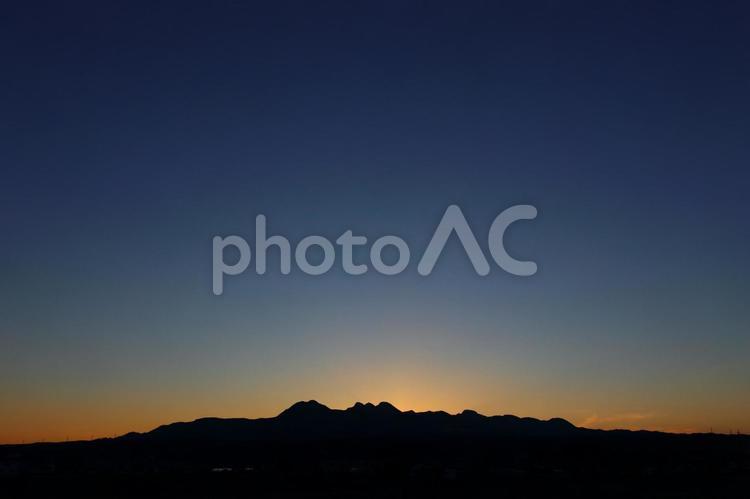 群馬県榛名山　夕焼けシュルエット 榛名山,夕焼け,空の写真素材