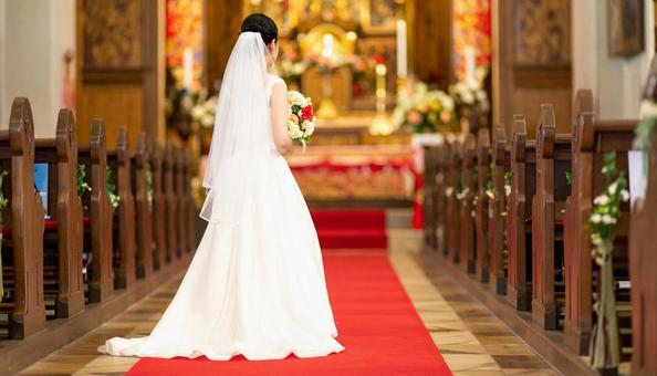 教会のバージンロードを歩く花嫁の後ろ姿 教会のバージンロードを歩く花嫁の後ろ姿の写真