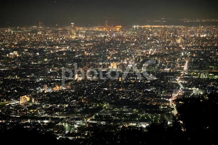 信貴生駒スカイラインから望む大阪の夜景 夜景,夜,風景の写真素材