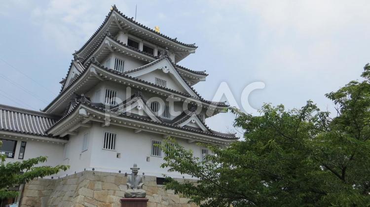 墨俣城　模擬天守　豊臣秀吉の銅像 墨俣城,墨俣一夜城,模擬天守の写真素材