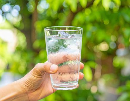 一杯の飲み物を手に取る日本人男性の手 一杯の飲み物を手に取る日本人男性の手の写真