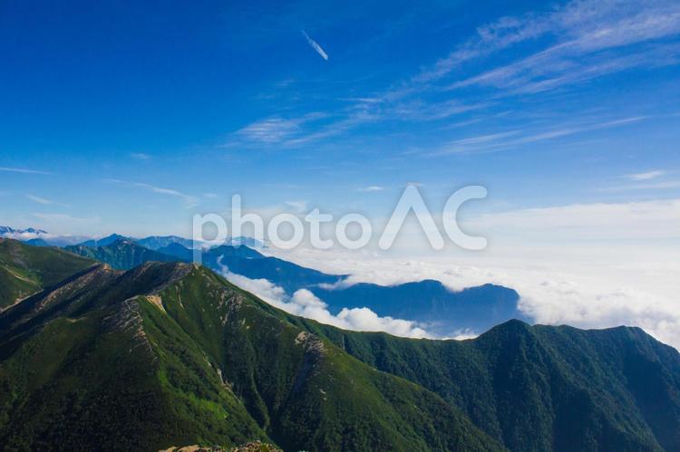   常念岳から望む絶景  常念岳,山頂,雲海の写真素材