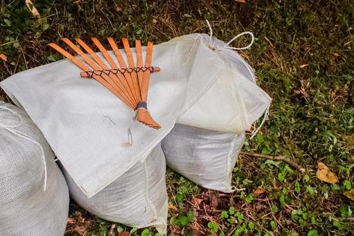 草刈り後　土嚢袋と熊手　大写し 土嚢袋,袋,熊手の写真素材