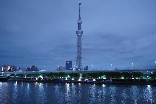 隅田公園テラスからスカイツリーと隅田川 隅田公園テラスからスカイツリーと隅田川 スカイツリー,隅田公園,テラスの写真素材