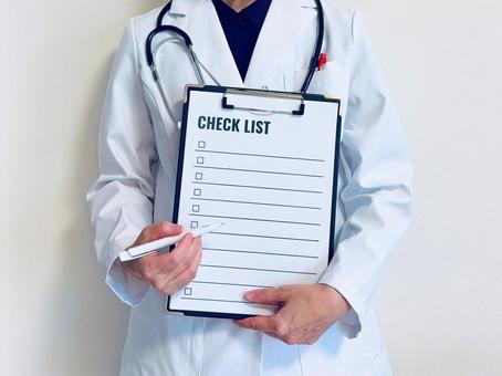 チェックリストに沿って説明する医師 女医,チェックリスト,リストの写真素材