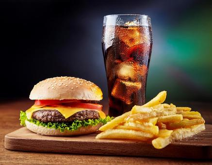 ハンバーガーとポテトとコーラの写真