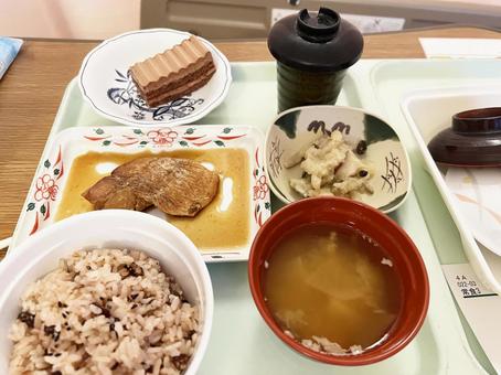入院食・病院食：赤飯と鯛の煮付け 病院食,入院食,赤飯の写真素材