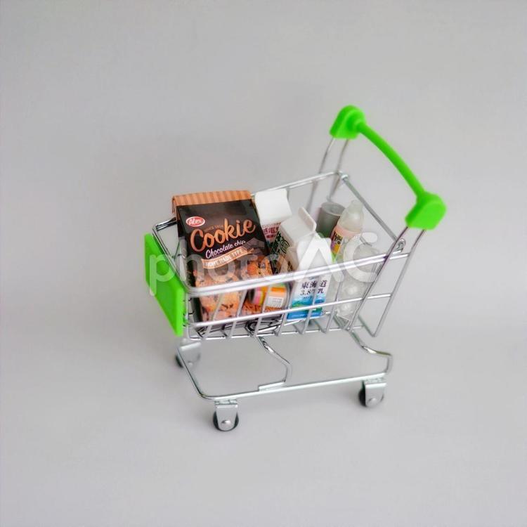 食料品買い出しのイメージ　ましかく 買い出し,買い物,食料品買い出しの写真素材