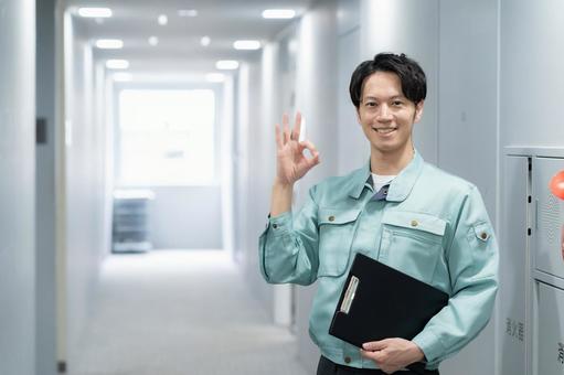 メンテナンスをする若い男性エンジニア エンジニア,メンテナンス,技術者の写真素材