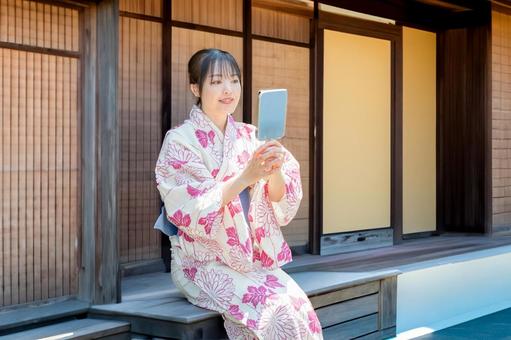 浴衣の女性と鏡 女性,浴衣,和服の写真素材
