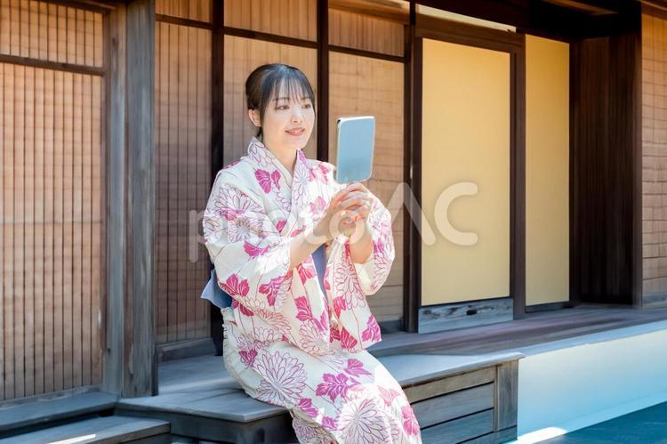 浴衣の女性と鏡 女性,浴衣,和服の写真素材