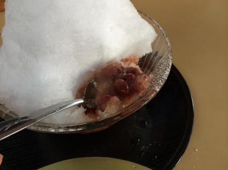 底に金時豆が隠れてるかき氷・沖縄ぜんざい 底に金時豆が隠れてるかき氷・沖縄ぜんざい アイスぜんざい,沖縄ぜんざい,千日の写真素材