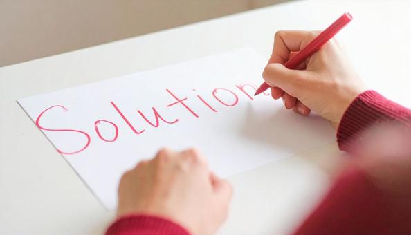 文字「Solution」と赤ペンで書く 文字「Solution」と赤ペンで書くの写真