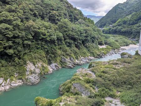 新緑の山と澄んだ川 新緑の山と澄んだ川 川,新緑,山の写真素材