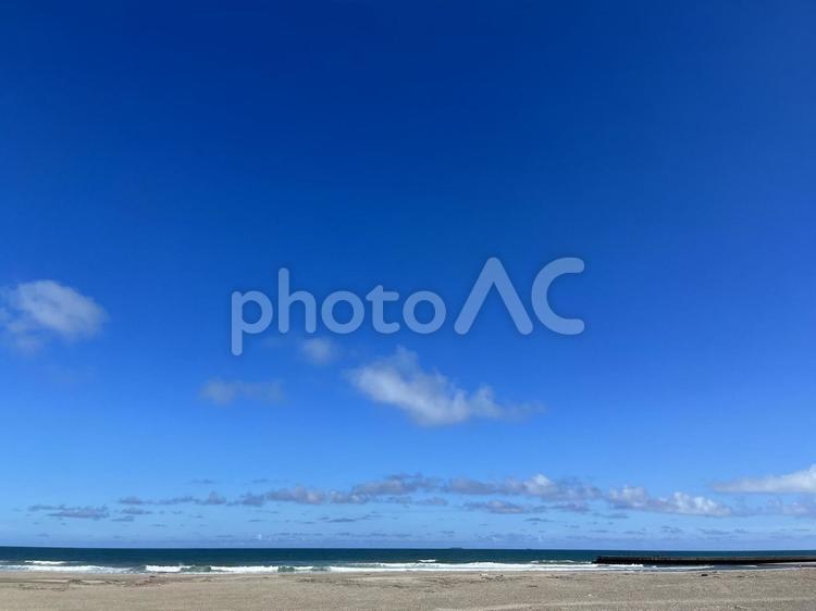 真っ青な空と白波と砂浜 海と空,景色,真っ青の写真素材