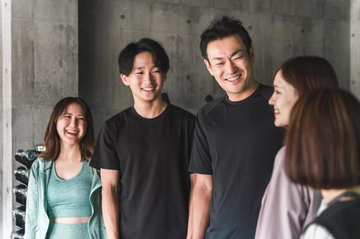 スポーツジムに通う仲間・運動する男女 スポーツジム,筋トレ,ワークアウトの写真素材