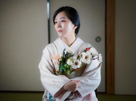 33:花と着物の女性 33:花と着物の女性 着物,花,花束の写真素材