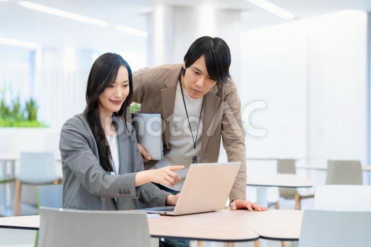 会議をする男女のビジネスマン ビジネス,会議,オフィスの写真素材