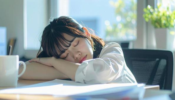 うたた寝する女性 うたた寝する女性の写真