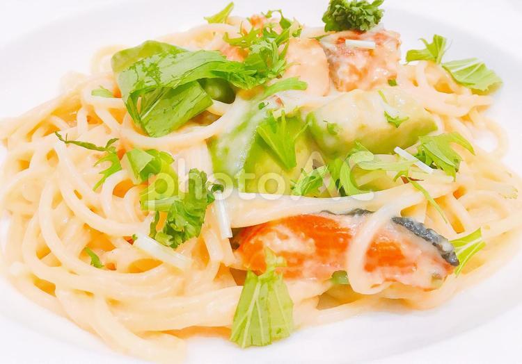 サーモンとアボカドのパスタ。02 パスタ,スパゲッティ,スパゲティの写真素材