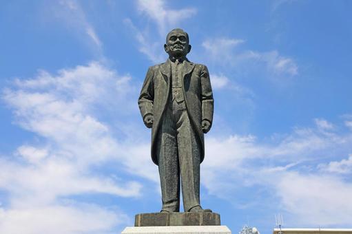 島根県庁の前にある岸清一像 島根県庁の前にある岸清一像の写真