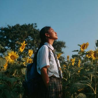 青春の風景:ひまわりと制服姿の学生 青春の風景:ひまわりと制服姿の学生の写真
