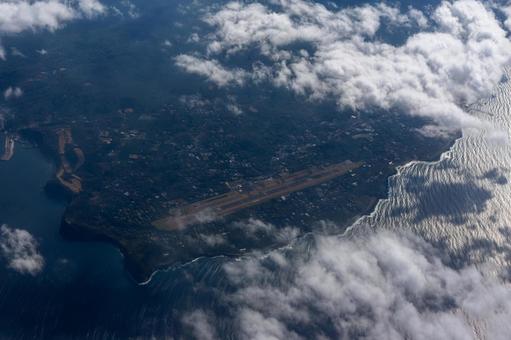 上空から望む海岸線と空港 空撮,航空写真,上空の写真素材