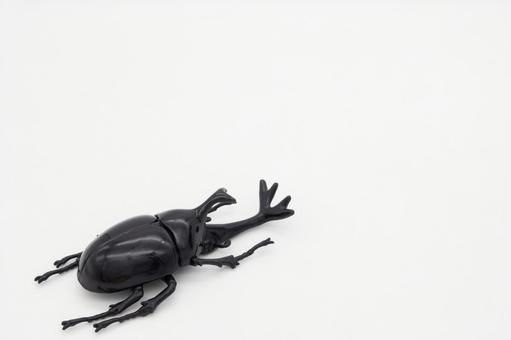 白背景にカブトムシの人形 白背景にカブトムシの人形の写真
