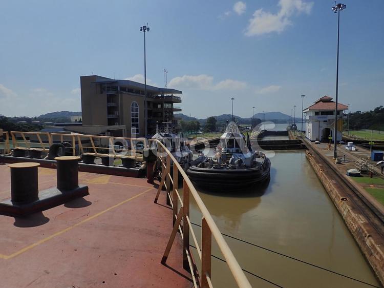 船から見たパナマ運河 海,波,船の写真素材