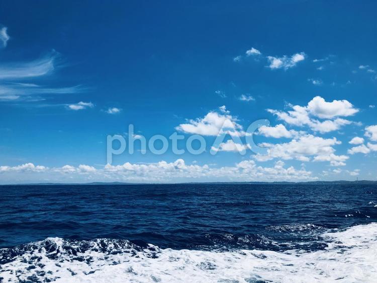 海と空　沖縄の船上より 海,沖縄,夏の写真素材