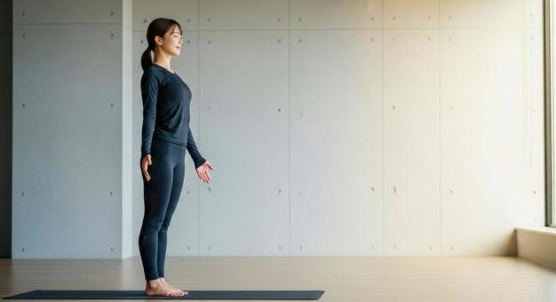 ヨガをする女性 ヨガをする女性の写真