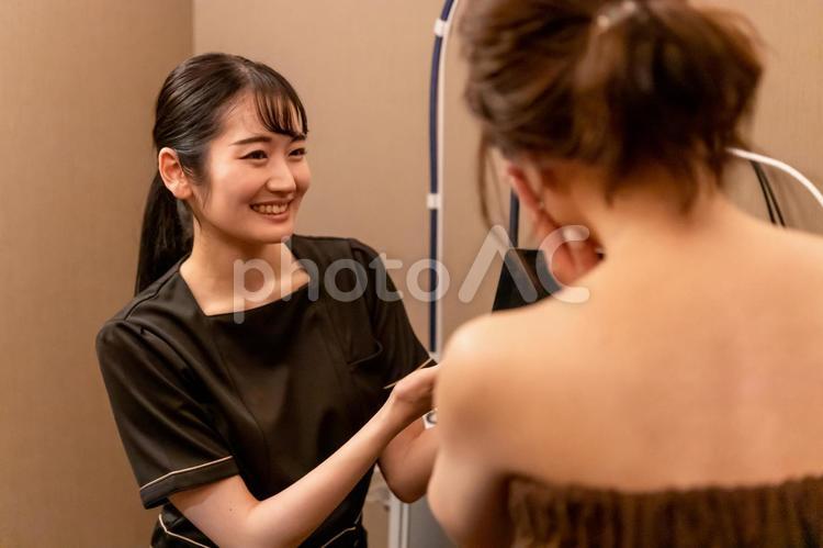 エステサロンでカウンセリングを受ける女性（相談） エステ,カウンセリング,エステサロンの写真素材