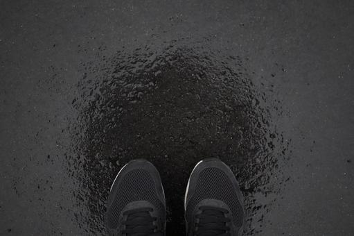 自分の足元を見つめる 足元,靴,地面の写真素材