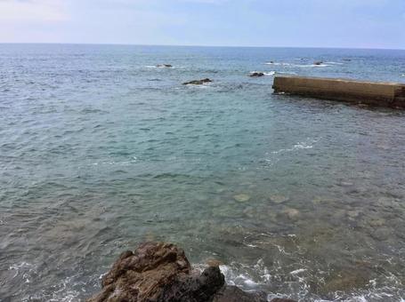 透明度の高い海と防波堤 透明度の高い海と防波堤 海,防波堤,岩場の写真素材