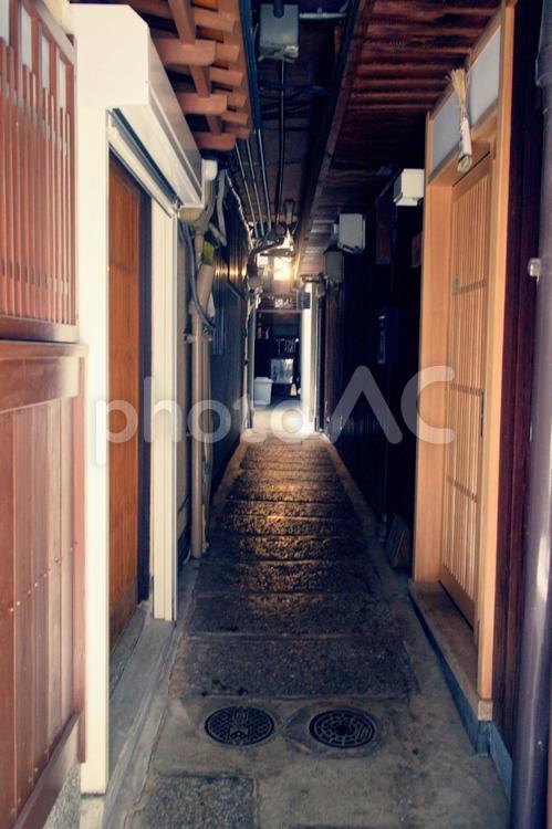 京都の風景イメージ写真 京都,路地,三条の写真素材