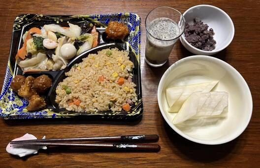 八宝菜弁当と大根の漬け物などの夕食 夕食,八宝菜弁当,甘くない小豆煮の写真素材