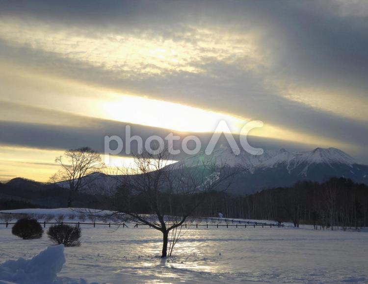 夕焼け空と雪の御嶽山(御岳山) 御嶽山,御岳山,自然の写真素材