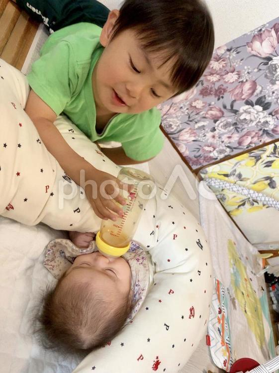 妹の世話をするお兄ちゃん3歳 子供,かわいい,乳児の写真素材