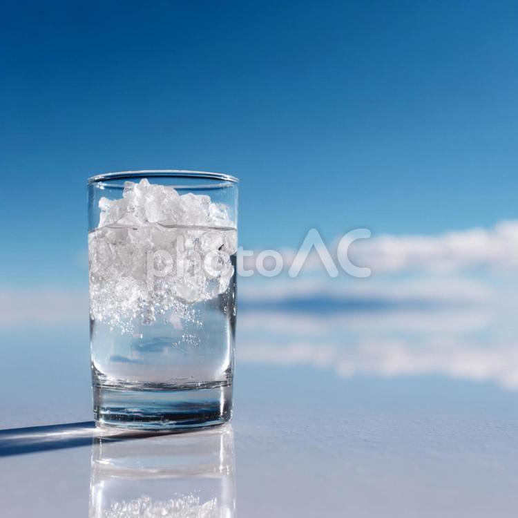 夏の日のオアシス：水と氷が映える風景 水,氷,グラスの写真素材
