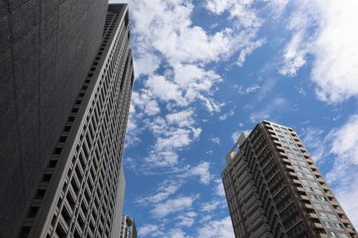 青空と白い雲の空と高層ビルを見上げた風景 青空,白い,雲の写真素材