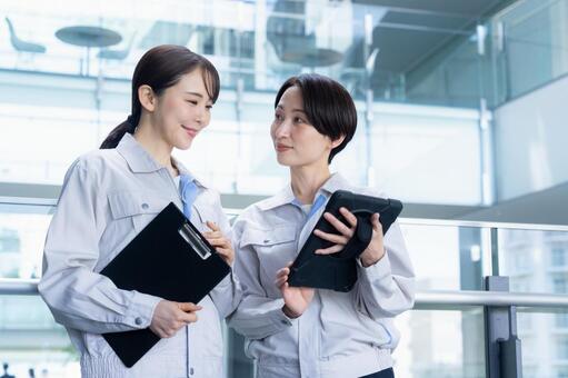 ビルメンテナンスする女性エンジニア 不動産,エンジニア,メンテナンスの写真素材