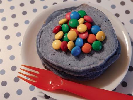 カラフルチョコとブルーのパンケーキ カラフルチョコとブルーのパンケーキ パンケーキ,ブルー,カラフルの写真素材