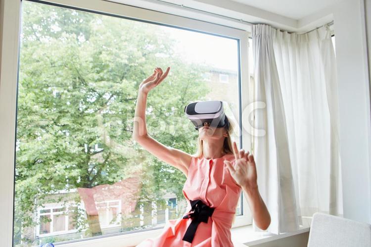 VRゴーグル体験25 女性,vr,ゴーグルの写真素材