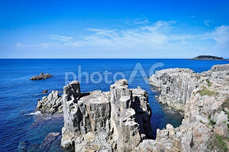 絶景の日本海と東尋坊 断崖絶壁,東尋坊,晴れの写真素材