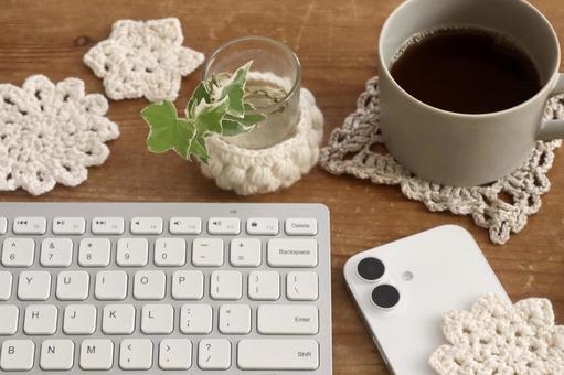 スマホとコーヒー　デスクワーク スマホ,ビジネス,デスクワークの写真素材