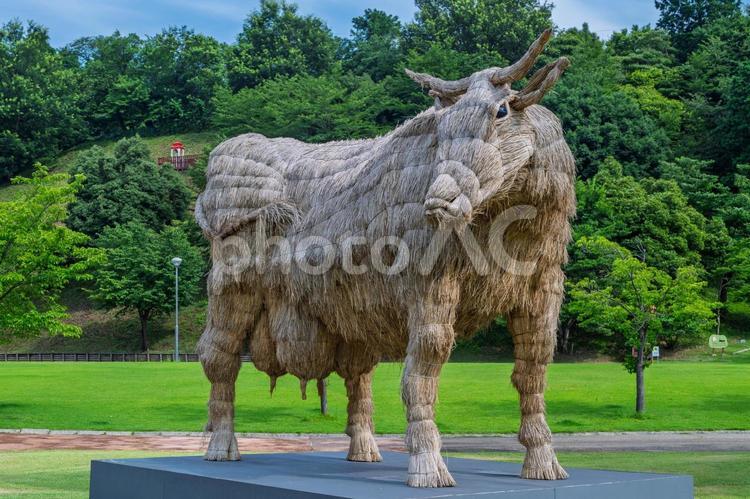 動物のオブジェクト（牛）_01 牛,オブジェクト,藁の写真素材