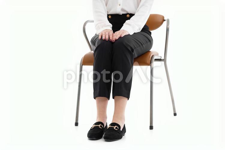 両足を揃えて座る人の足元 座る,椅子,足の写真素材